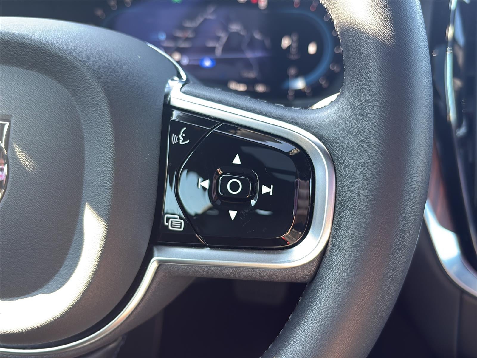 2023 Volvo S60 Plus Black Edition